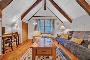 TV, fireplace - Enchanting 4 bedroom chalet with Hot Tub and Fire Pit in Beech Mountain (Beech Mountain)
