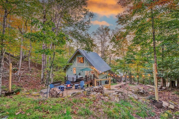 Property grounds - Enchanting 4 bedroom chalet with Hot Tub and Fire Pit in Beech Mountain (Beech Mountain)