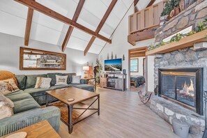 TV, fireplace - Enchanting 4 bedroom chalet with Hot Tub and Fire Pit in Beech Mountain (Beech Mountain)
