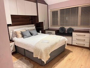 3 bedrooms, iron/ironing board, WiFi, bed sheets
