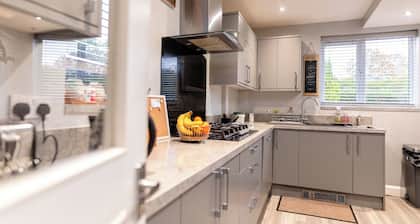 Sleeps 5 - Free Parking - Near Airport & City