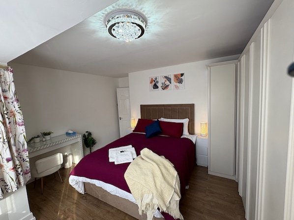 3 bedrooms, iron/ironing board, WiFi, bed sheets