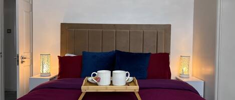 3 habitaciones, tabla de planchar con plancha, wifi y ropa de cama