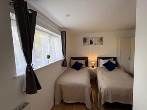 3 habitaciones, tabla de planchar con plancha, wifi y ropa de cama