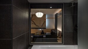 Plum blossom deluxe B | 욕실 | 샤워 시설, 헤어드라이어, 슬리퍼, 비데