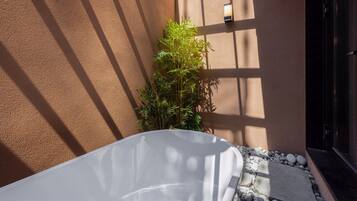 Plum blossom suite | Soundproofing, free WiFi, bed sheets