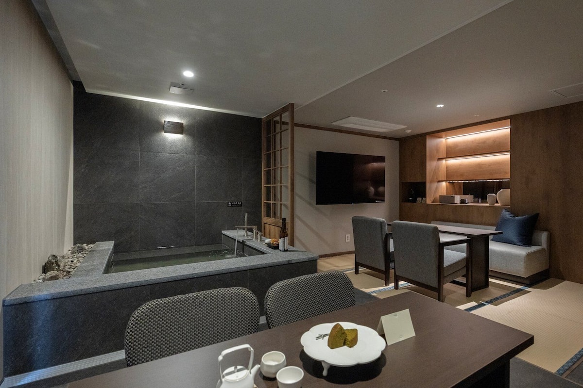 Junior Suite Family Terrace | Soundproofing, free WiFi, bed sheets