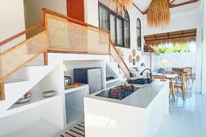 Refrigerador, parrilla de estufa, tetera eléctrica y tostadora 