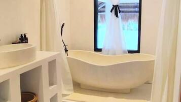 Bidet, toallas, jabón, shampoo