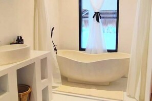 Bidet, toallas, jabón, shampoo 