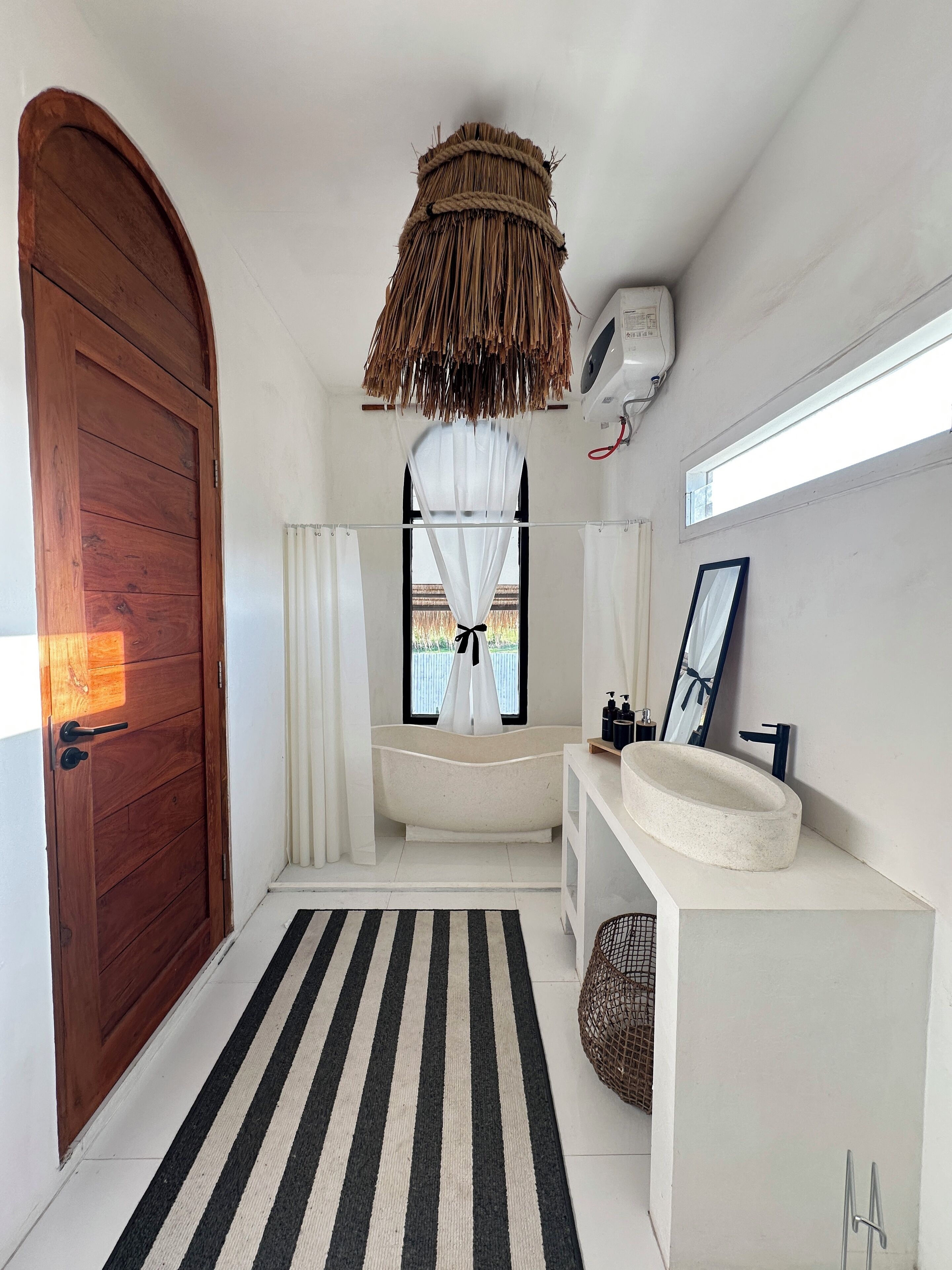 Bidet, toallas, jabón, shampoo 