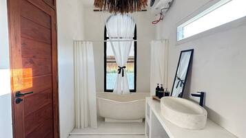 Bidet, Handtücher, Seife, Shampoo