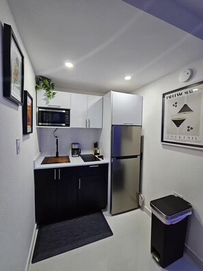 Fridge, microwave, dishwasher, coffee/tea maker