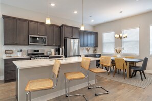 Private kitchen - Modern Townhouse with Rooftop Oasis in Denver (Denver)