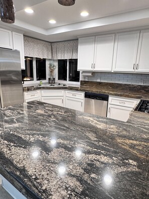 Micro-ondes, four, plaque de cuisson, lave-vaisselle