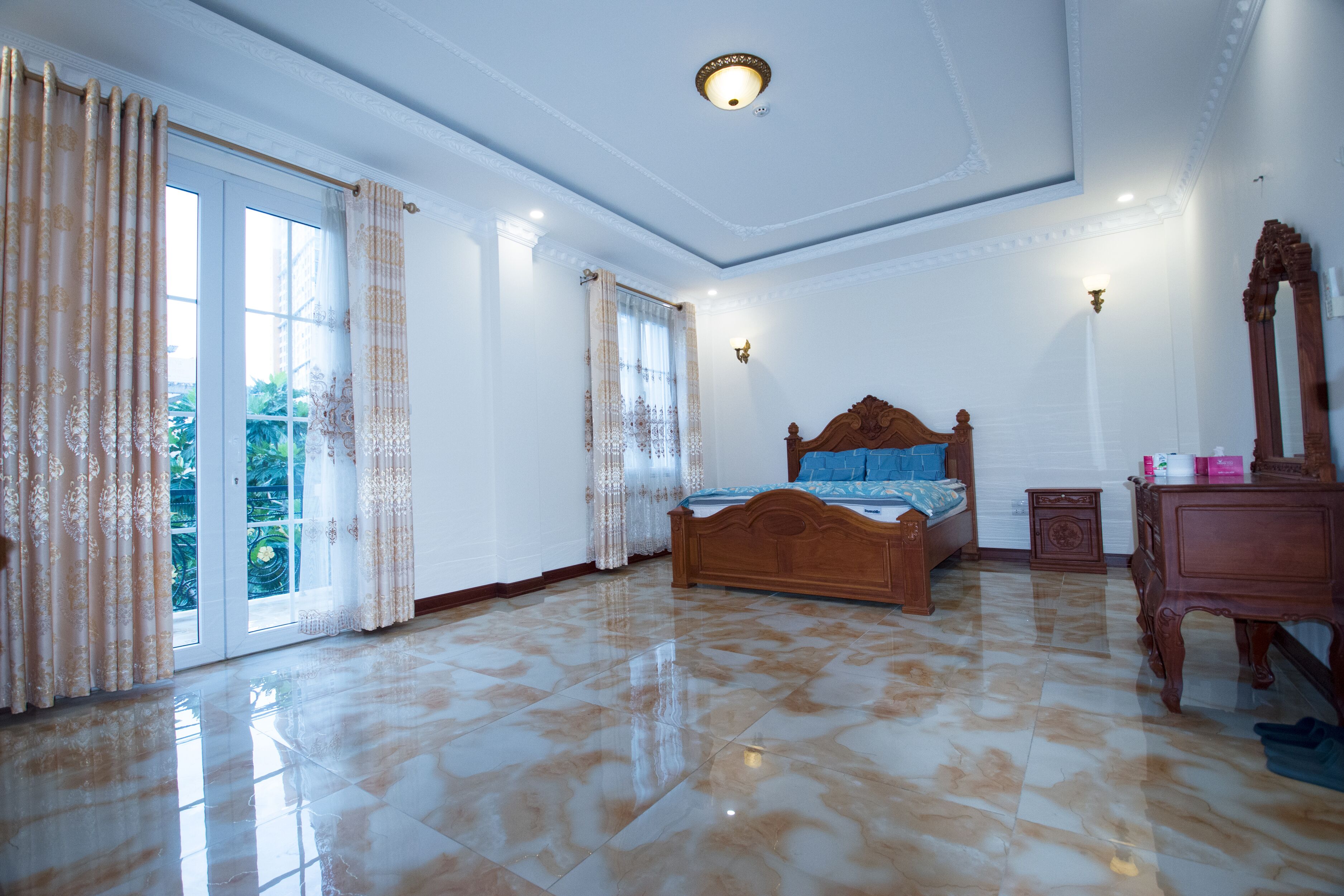 Quarto casal conforto, 1 cama King, sacada, vista para a cidade | Wi-Fi de cortesia