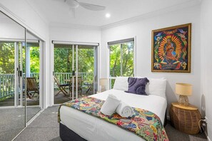 5 bedrooms, iron/ironing board, WiFi, bed sheets - Tropical Family Hideaway, Noosa Heads (Noosa Heads)