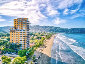 在海滩、沙 滩椅、沙滩毛巾