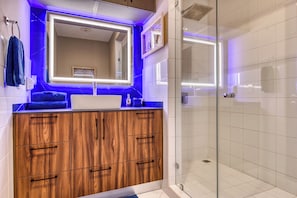 Dutxa, assecador de cabells, bidet i tovalloles 
