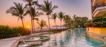 SecretJaco - Luxury Beach Front Penthouse with Pool & Jacuzzi
