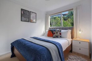 2 bedrooms, iron/ironing board, internet, bed sheets