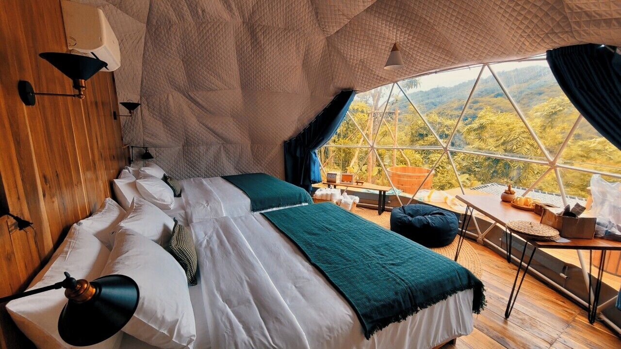 Een gezellige, goed verlichte kamer met een groot raam dat uitzicht biedt op het omliggende landschap.