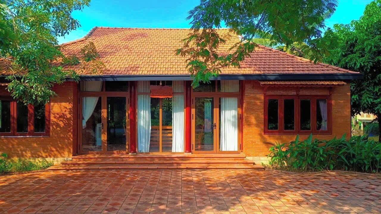 Un bâtiment à deux étages, doté d’un toit en tuiles et d’une façade en briques.