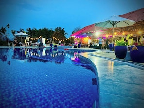 Una piscina al aire libre