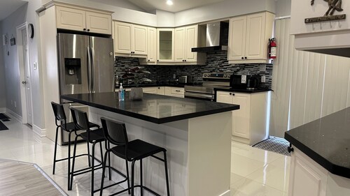 Cozy Private Room with Two Comfy Beds & Modern Touches-Near Durham College& UOIT