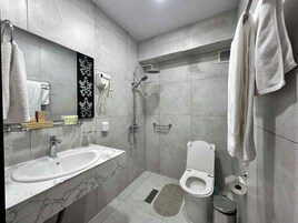 Habitación estándar doble | Baño | Ducha, toallas, jabón y champú