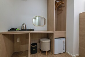 Family Twin Room | Desk, free WiFi