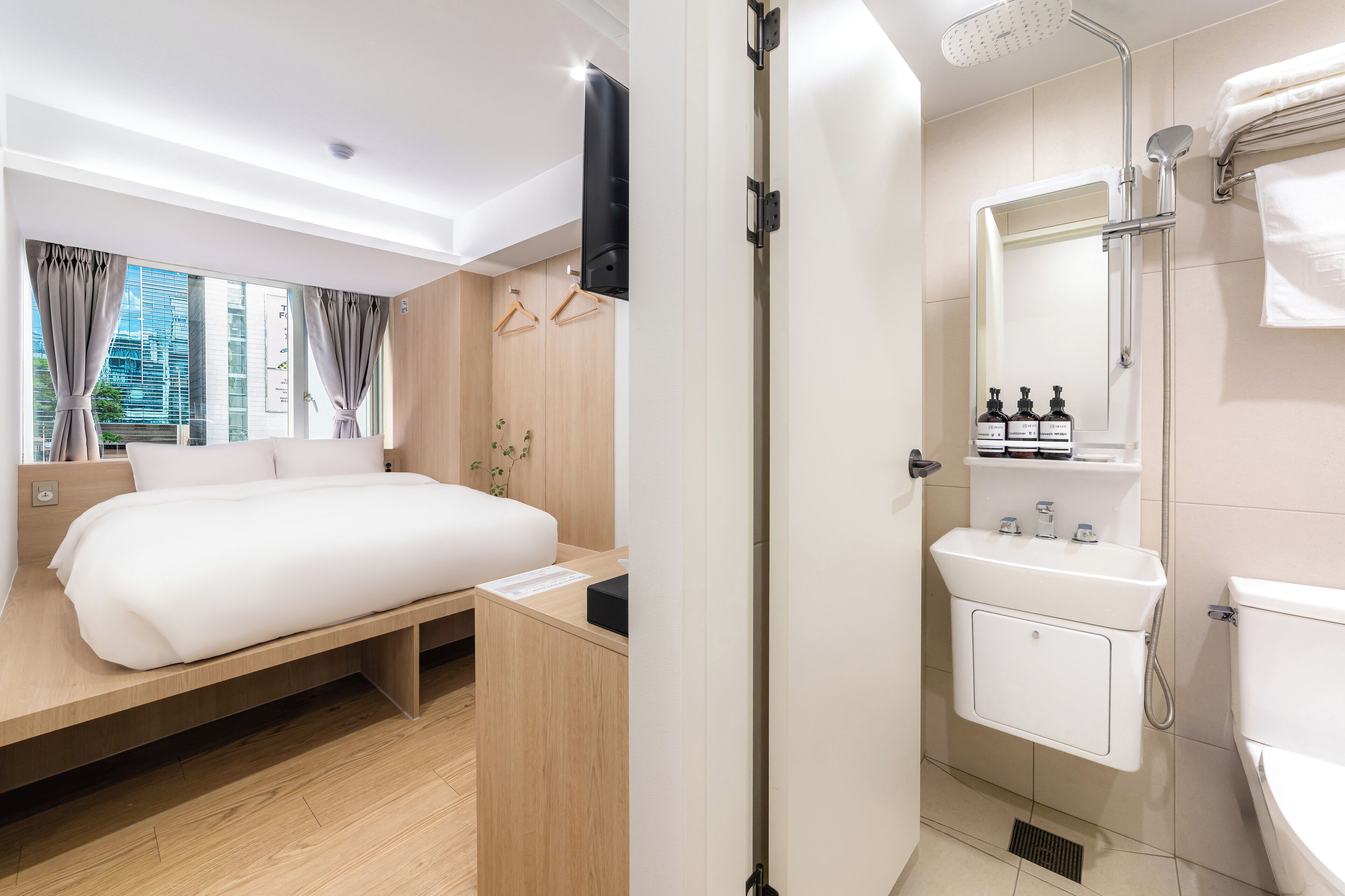 Ropa de cama de alta calidad, escritorio, wifi gratis y ropa de cama 
