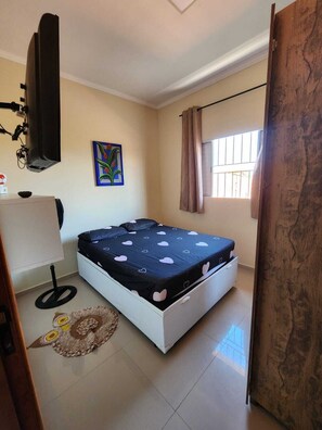 4 bedrooms, iron/ironing board, WiFi