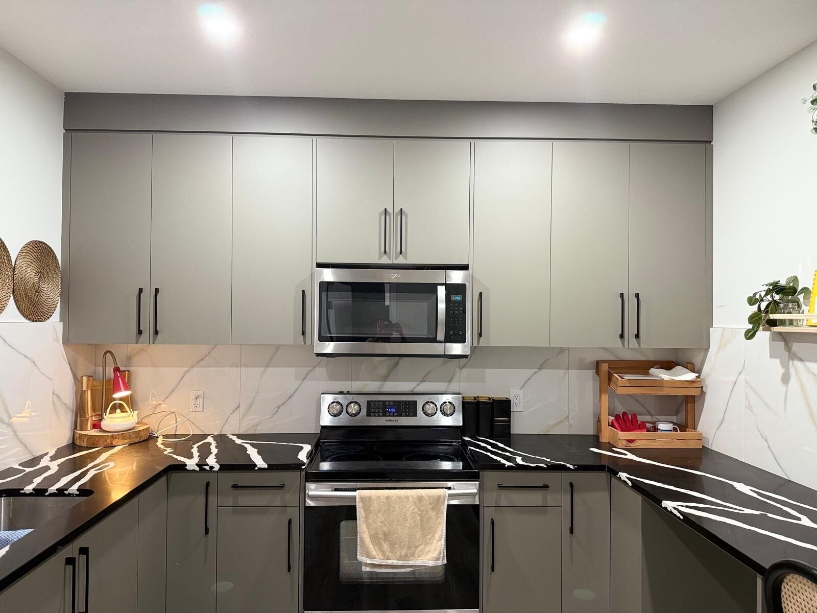 Frigorifero, microonde, forno, piano cottura