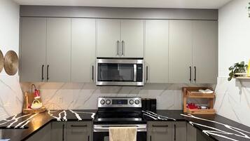 冰箱、微波炉、烤箱、炉灶