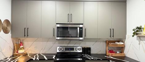 Frigorifero, microonde, forno, piano cottura