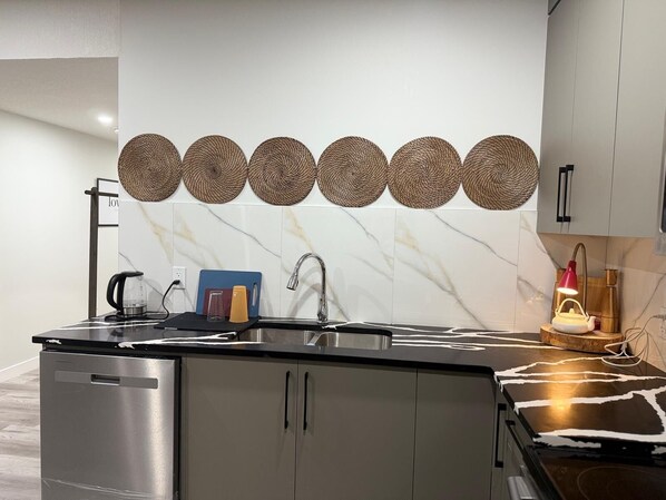 ثلاجة، ميكروويف، فرن، موقد طهي مسطح