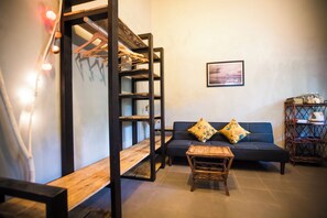 Chambre familiale, Plusieurs lits, climatisation, vue sur le jardin | Coffre-fort, accĂšs au Wi-Fi (inclus)