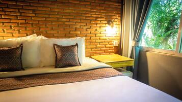 Habitación familiar, varias camas, aire acondicionado, vista al jardín | Caja de seguridad en la habitación y wifi gratis