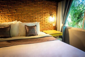 Habitación familiar, varias camas, Aire acondicionado, vistas al jardín | Caja fuerte y wifi gratis