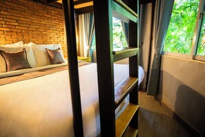 Familiekamer, Meerdere bedden, airconditioning, uitzicht op tuin | Een kluis op de kamer, gratis wifi