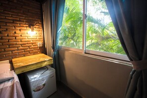 家庭房, 多张床, 空调, 花园景观 | 客房内保险箱、免费 WiFi
