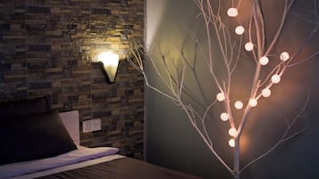 Kahden hengen deluxe-huone, 1 suuri parisänky, ilmastointi, näköala puutarhaan | Tallelokero huoneessa, ilmainen Wi-Fi