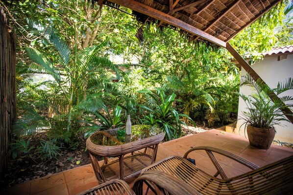 Chambre supérieure double, 1 trÚs grand lit, climatisation, vue sur le jardin | Coffre-fort, accÚs au Wi-Fi (inclus)