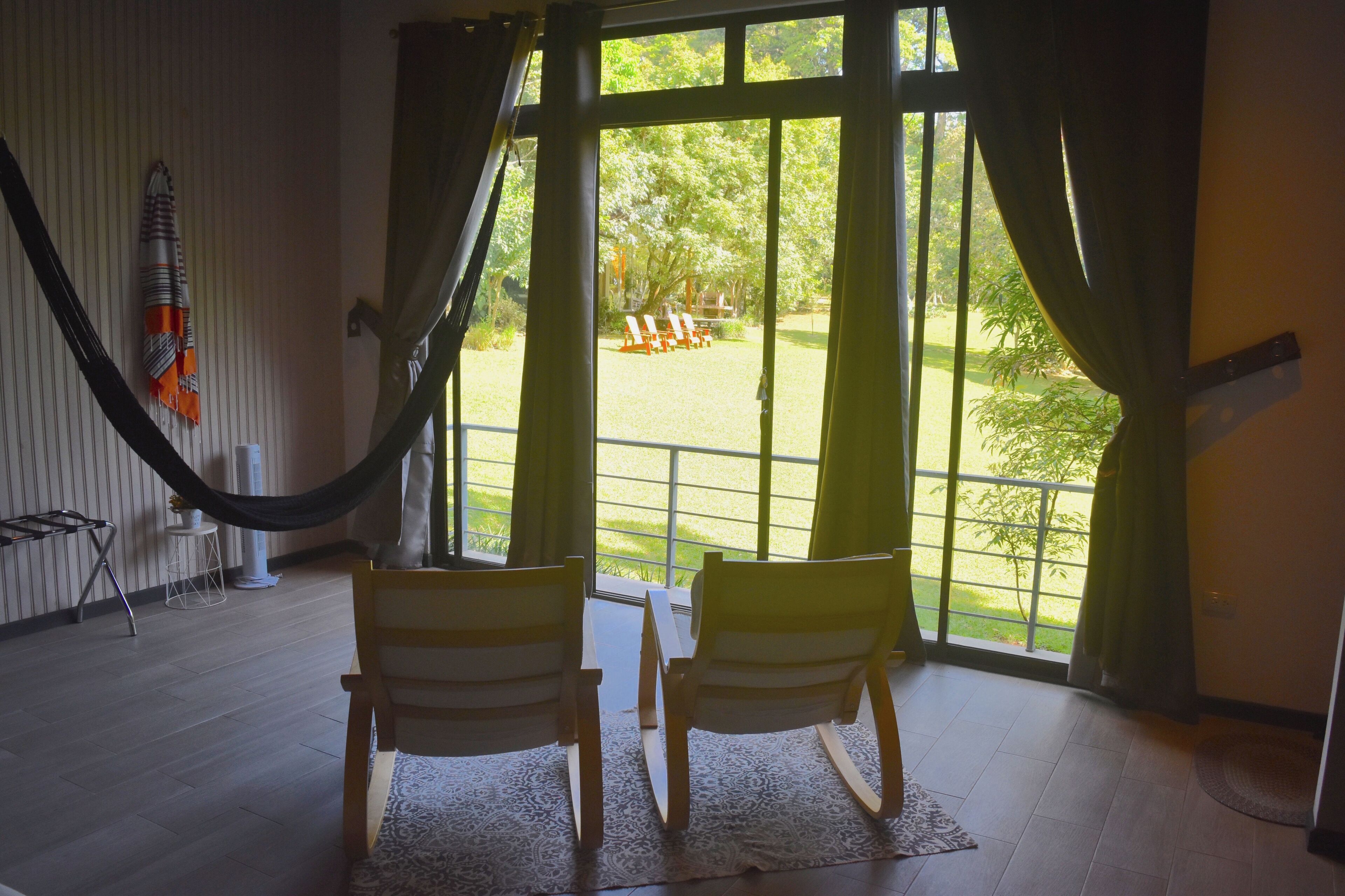 デラックス 4 人部屋 ガーデンビュー | セーフティボックス (室内)、遮光カーテン、WiFi (無料)