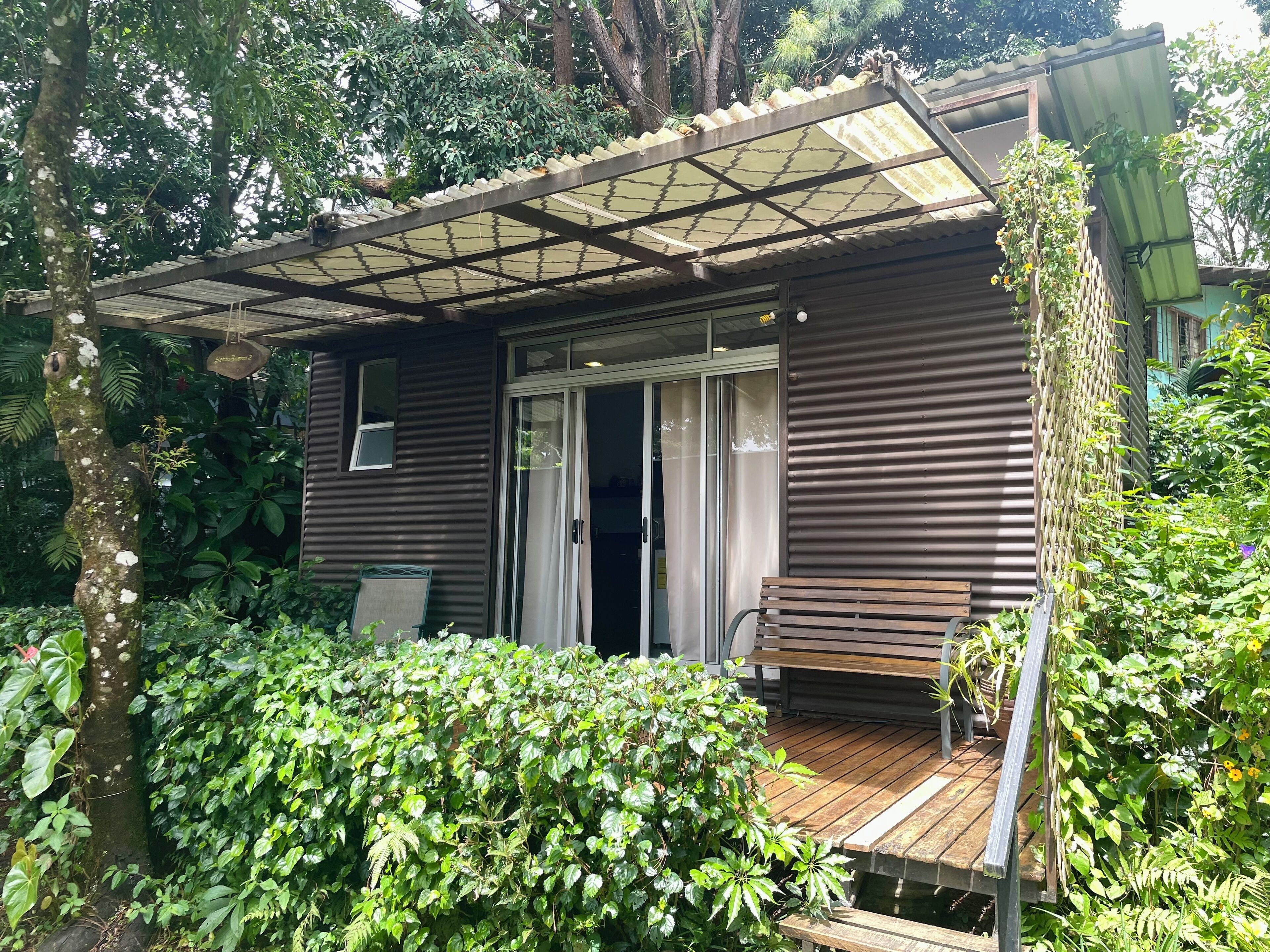 Quarto solteiro básico, vista para o jardim | Cofres nos quartos, cortinas blackout, Wi-Fi de cortesia