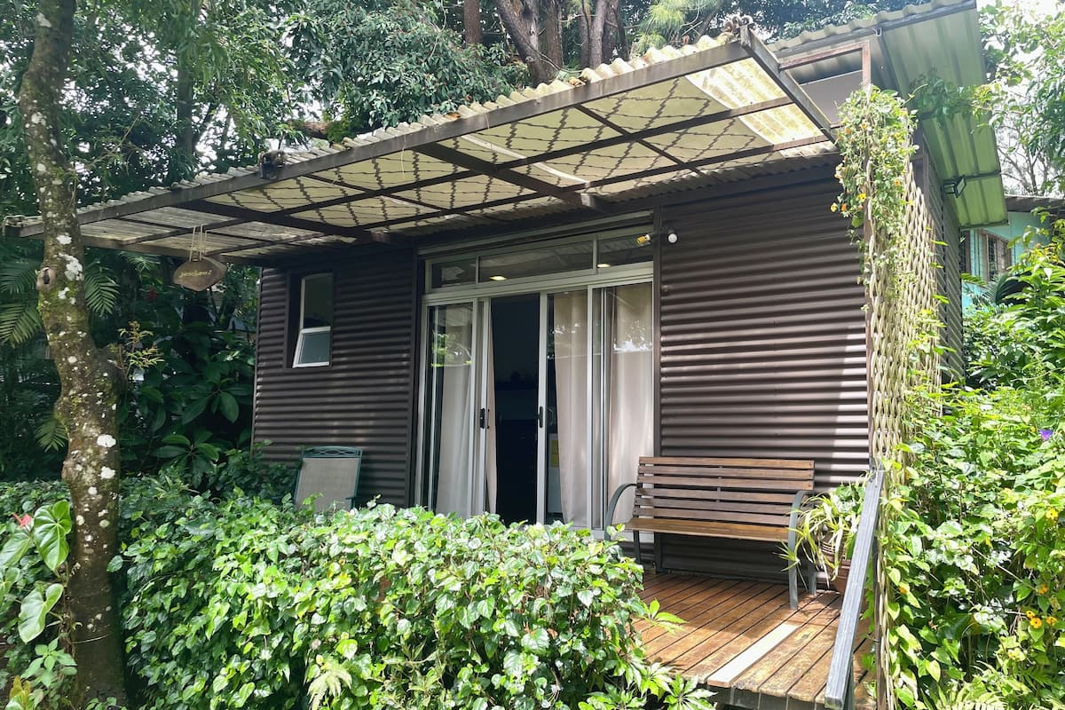 Quarto solteiro básico, vista para o jardim | Cofres nos quartos, cortinas blackout, Wi-Fi de cortesia