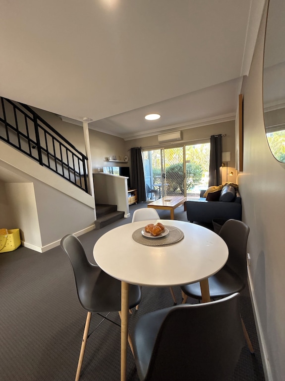 Weerona - Your Private Resort Villa Poolside - Western Australia
