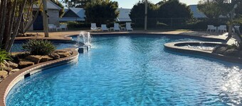 Weerona - Your Private Resort Villa Poolside