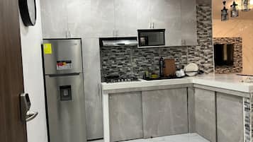 Frigorifero, microonde, tostapane, pentole/stoviglie/utensili